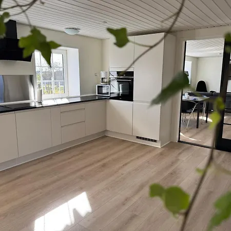 Apartment Stor Taet Pa Saltum